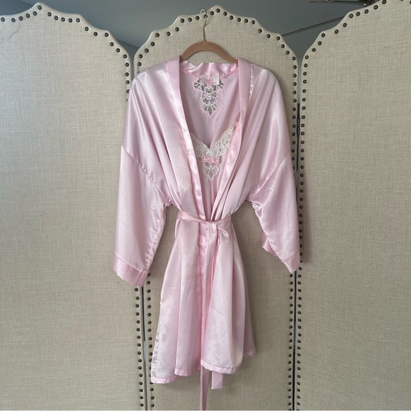 Luxurious 80s Light Pink Satin Robe with Lace Detail Vintage - Picture 1 of 16